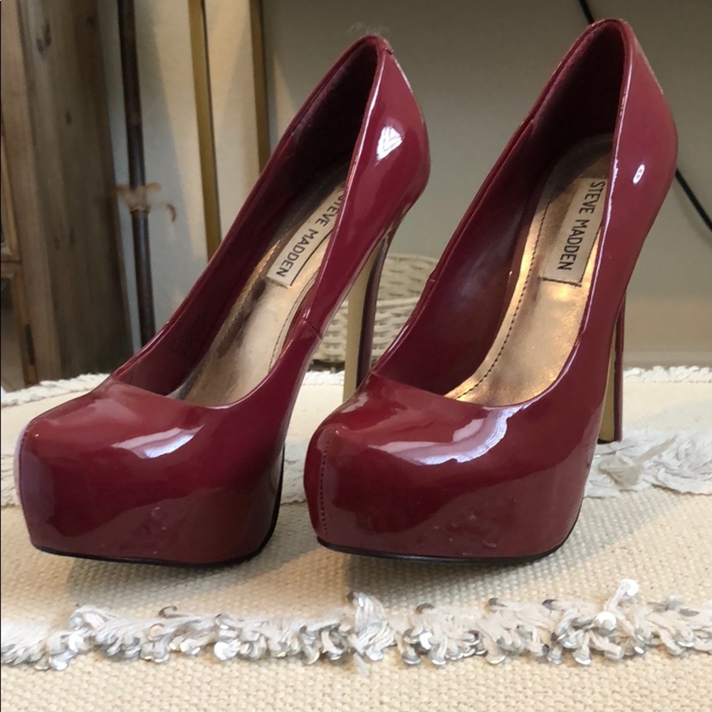 Steve Madden red pumps
